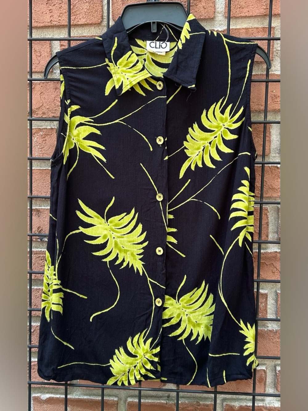 CLIO Black Sleeveless Button-Front Top with Lime Leaf Print